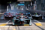 Die Formel-E-Fahrer rasten mit ihren Elektroautos durch die Zürcher Innenstadt. (Bild: KEYSTONE/Ennio Leanza)