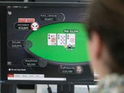 Ein Mann spielt auf der Webseite des ausländischen Glücksspielanbieters Pokerstars Online-Poker. Künftig werden Angebote von ausländischen Anbietern verboten und für Spieler in der Schweiz im Internet gesperrt. Einzig Schweizer Casinos wird das Anbieten von Online-Geldspielen erlaubt sein. (Bild: Keystone/GAETAN BALLY)