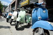 Die alten Vespas in schönstem Glanz präsentiert.