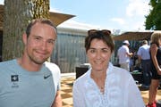 Rollstuhl-Leichtathletikstar und Regierungsrätin: Marcel Hug mit Monika Knill. (Bilder: Mathias Frei)