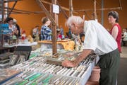 Am Floh- und Sammelmarkt gab es alles Mögliche zu kaufen. (Bild: Bilder: Benjamin Manser)