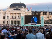 Auch künftig werden auf dem Sechseläutenplatz in der Stadt Zürich unterschiedlichste Veranstaltungen wie etwa die Oper für alle stattfinden. Die Stadtzürcher Stimmberechtigten haben die Initiative "Freier Sechseläutenplatz" abgelehnt. (Bild: KEYSTONE/ALEXANDRA WEY)