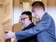 Vor dem Gipfel mit US-Präsident Trump in Singapur trifft sich Nordkoreas Machthaber Kim mit Gastgeber Lee. (Bild: KEYSTONE/EPA/WALLACE WOON)