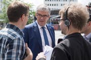 BDP-Regierungsrat Jon Domenic Parolini, der die Wiederwahl nur ganz knapp schaffte, gibt Journalisten Auskunft. (Bild: Lukas Lehmann, Keystone (Chur, 10. Juni 2018))