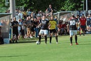 Jetmir Maksuti (am Ball) gegen Patrik Brändle. Der Ex-Bazenheider schoss das 2:0 und war im Verlauf der Saison einer der entscheidenden Spieler, weshalb die Wiler den Aufstieg in die 3. Liga schafften. (Bild: Beat Lanzendorfer)