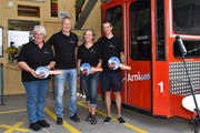Verwaltungsratspräsident Ludwig Eller überreicht den Seilwarten einen symbolischen Schlüssel. Im Bild von links Rita Exer, Ludwig Eller, Gerda Grab und Sämi Staub. (Bild: Georg Epp (Intschi, 9. Juni 2018))