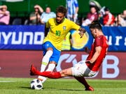 Brasiliens Superstar Neymar lässt vor dem 2:0 Alexander Dragovic aussteigen (Bild: KEYSTONE/EPA/CHRISTIAN BRUNA)