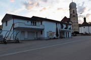 Unter diese Parzelle wird die neue Tiefgarage im Dorfkern von Mosnang gebaut. Das alte Postgebäude auf dem Bild wird dem neuen Volg-Laden weich, über dem neun Wohnungen entstehen. Was mit der Postautohaltestelle passiert, ist noch nicht klar. (Bild: Timon Kobelt)
