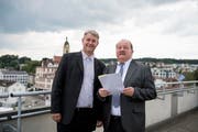Diese beiden Männer stehen nach dem ersten Wahlgang in Emmen an der Spitze: Patrick Schnellmann (links) und Felix Müri auf dem Dach der Gemeindeverwaltung. (Bild Corinne Glanzmann, 10. Juni 2018)