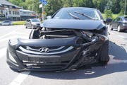 Das Auto ist nach der Kollision stark beschädigt. (Bild: Zuger Polizei (Baar, 9. Juni 2018))