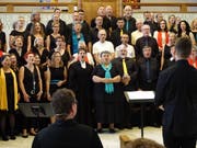 Eine Welturaufführung als besonderes Ereignis: Alle Chöre singen gemeinsam die Komposition «Dein Wort» von Irene Stäheli. (Bilder: Hanspeter Thurnherr)