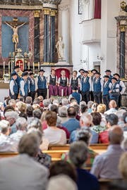 Der Jodlerklub Echo vom Rotbach präsentierte sich am Sonntag bei der Messe in der Pfarrkirche Hellbühl in seiner neuen Tracht. (Bild: Pius Amrein (10. Juni 2018)