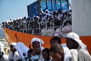 Flüchtlinge aus Nordafrika kommen mit dem Rettungsschiff «Aquarius» in Messina an. Dieses Schiff will der neue Innenminister Matteo Salvini aktuell nicht in einen italienischen Hafen lassen. (Bild: Bram Janssen/AP, 26. Juni 2016)