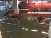 Die Feuerwehr Frauenfeld hatte selber mit Schäden zu kämpfen. Die untere Fahrzeughalle wurde überflutet.(Bild: PD