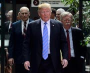 US-Präsident Donald Trump (Mitte) verlässt den G7-Gipfel in Quebec. Später twittert er aus dem Flugzeug. (Keystone/Sean Kilpatrick/The Canadian Press via AP)