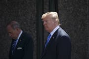 Donald Trump am G7-Gipfel in La Malbaie mit seinem Wirtschaftsberater Larry Kudlow (rechts). (Bild: Cole Burston/Bloomberg (9. Juni 2018))
