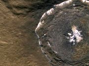 Aufnahme eines Kraters auf dem Planeten Merkur. Dieser ist der kleinste Planet unseres Sonnensystems und noch weitgehend unerforscht. (Bild: KEYSTONE/AP NASA)