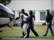 Ali B., der Tatverdächtige im Todesfall Susanna, wird von Beamten einer polizeilichen Spezialeinheit aus dem Justizzentrum Wiesbaden zu einem Polizeihubschrauber gebracht und in eine Justizvollzugsanstalt geflogen. (Bild: Keystone/DPA/HASAN BRATIC)