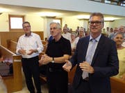 Die drei Festredner – Stadtpräsident Daniel Gut, Dekan Erich Guntli und der kantonale Kirchenratspräsident Martin Schmidt (von links) – klatschen begeistert zu den Klängen von Gospel Werdenberg.