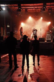 Am Freitagabend verweilen die Besucher lieber im Festzelt, statt im Regen der Band The Real Deal zu lauschen. (Bild: Jolanda Riedener)