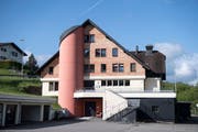 Das ehemalige Wohn- und Gewerbehaus Biberhof wird seit 2015 als Durchgangszentrum für Asylsuchende genutzt. (KEYSTONE/Urs Flüeler)