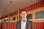 Der Wahlsieger Matthias Wettstein in der Schulanlage Hof in Gams. (Bild Heini Schwendener)