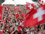 Bundespräsident Alain Berset und Bundesrat Guy Parmelin werden in Russland an zwei Gruppenspielen der Schweiz mit den Fans mitfiebern. Unklar ist, ob auch Bundesrat Maurer nach Russland reisen wird. (Bild: KEYSTONE/GEORGIOS KEFALAS)