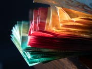 Auf die "Herstellung" der Banknoten hat die SNB ein Monopol. Bargeld stellt aber nur ein Zehntel des vorhandenen Geldes dar. Den grossen Rest gibt es nur als Buchgeld. Die Initianten verlangten vergeblich, dass nur noch die SNB Geld erschaffen darf - als Münzen, Noten oder elektronisches Buchgeld. (Bild: Keystone/GAETAN BALLY)