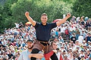 Nach dem gewonnenen Schlussgang gegen Marcel Bieri lässt sich Lario Kramer feiern. (Bild: Urs Flüeler/Keystone (Stoos, 10. Juni 2018))