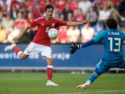 Dänemarks Nationalspieler Thomas Delaney prüft Mexikos Goalie Guillermo Ochoa (Bild: KEYSTONE/AP Ritzau Scanpix/LARS MOELLER)