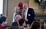 Peter Hartmann (links), Fraktionschef SP-Grüne, gratuliert seinem SP-Parteikollegen Daniel Baumgartner zur Wahl. (Bild: Regula Kühne)