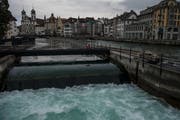 Das neue Reusswehr wurde 2011 in Betrieb genommen. (Bild: Nadia Schärli, Luzern, 22. März 2017)