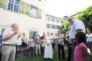 «Die Altstätter haben sich für die Kultur ausgesprochen», stellt Paul-Josef Hangartner (links) fest. Die Vorstände der Museumsgesellschaft und des Diogenes-Theatervereins trafen sich gestern im Museumsgarten mit dem Stadtrat, um auf das Ja zum Zentrum für Geschichte und Kultur anzustossen. (Bild: Max Tinner)