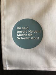 Ein Gruss der Swiss-Crew an die Schweizer Natispieler auf den Kopfpolstern im Jet. (Christian Brägger)