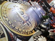 Die Kryptowährung Bitcoin ist immer wieder Opfer von Hackerangriffen. (Bild: KEYSTONE/EPA/RITCHIE B. TONGO)