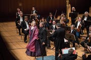 Gelöste Stimmung beim Schlussapplaus: die Sopranistin Diana Damrau und ihr Ehemann, der Bassbariton Nicolas Testé; rechts Ivan Repušiċ, der Dirigent des Münchner Rundfunkorchesters. (Bild: Corinne Glanzmann (Luzern, 10. Juni 2018))