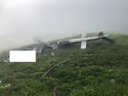 Wrackteile des Helikopters im Gebiet Surenen bei Attinghausen UR. Der Pilot starb. (Bild: Kapo Uri)