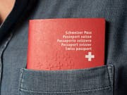 Kann das Geburtsdatum einer Person nicht nachgewiesen werden, fehlt es im Pass. Der Bundesrat will das ändern. (Bild: KEYSTONE/CHRISTIAN BEUTLER)