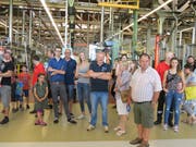 An zahllosen Info-Points verfolgt die Besucherschar die Produktionsabläufe. (Bilder: Maya Seiler)