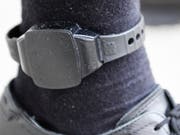 Der Ständerat will, dass Stalkerinnen und Stalker künftig mit einer elektronischen Fussfessel überwacht werden können. (Bild: KEYSTONE/MANUEL LOPEZ)
