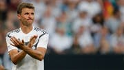 Offensivspieler Thomas Müller hadert mit sich und der Mannschaft während des Testspiels gegen Saudi-Arabien, das nur mit 2:1 gewonnen wurde. (Bild: Ronald Wittek/EPA)