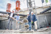 Vergraben den Grundstein: Projektleiter Marc Pfister von der Priora. Bauherrenvertreter Mario Eberle, Beat Mäusli, Leiter Immobilien und Dienste bei Raiffeisen Pensionskasse Genossenschaft, und Stefan Domanig, Geschäftsstellenleiter der Priora. (Bild: Andrea Stalder)