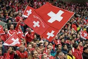 Die Fans der Schweizer Nationalmannschaft hoffen, dass ihr Team möglichst lange im Turnier verbleibt. (Bild: Jean-Christophe Bott/Keystone (Genf, 25. März 2018))