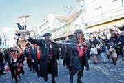 Am grossen Umzug von 2014 sind Piraten auf dem Boulevard eingefallen. (Bild: Donato Caspari, 23.02.2014)