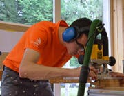 Höchst konzentriert arbeitet Thomas Schmid aus Sonnental in der Schreinerei in Braunau. Sein grosses Ziel ist die Teilnahme an der Berufsweltmeisterschaft 2019 in Kazan. (Bild: Christoph Heer)