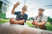 Die beiden Kuratoren der Freiluft-Bildhauerwoche, Markus Graf und Gabriel Mazenauer, spitzen eine Säule zu. (Bild: Andrea Stalder)