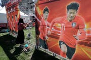 Die südkoreanischen Fans hoffen auf Tottenham-Spieler Son Heung Min (rechts). (Bild: Lee Jin-man/AP)