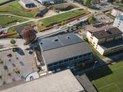 Das grosse Dach der Dreifachturnhalle wird seit einigen Monaten für die Produktion von erneuerbarem Strom genutzt (Bild: EWS)