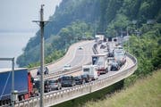 Stau vor dem Nordportal des Seelisbergtunnels auf der Autobahn A2 bei Beckenried. am Samstag, 19. Mai 2018. (Bild: Urs Flüeler/Keystone)