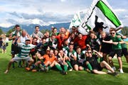 Aufsteiger Rebstein im Freudentaumel nach dem spektakulären 2:1-Heimsieg im letzten Spiel gegen den direkten Aufstiegskonkurrenten Rheineck. (Bild: Remo Zollinger)